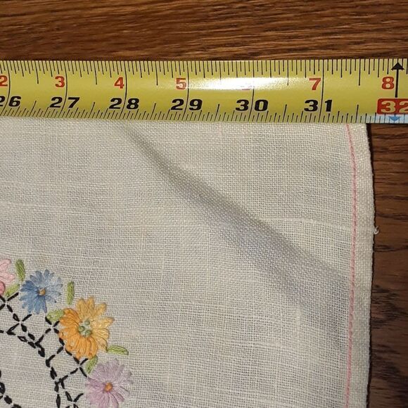 3 pc set vt embroidered white linen 29.5" X 31.5" tablecloth mat plus 2 doilys. - Picture 9 of 14